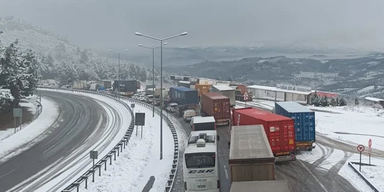Kayan araçlar yolu trafiğe kapattı