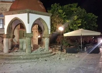 Tarihi cami depremde yıkıldı
