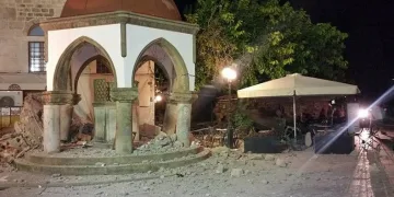 Tarihi cami depremde yıkıldı
