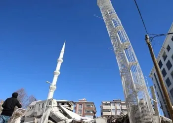 Binanın yalnızca yangın merdiveni ayakta kaldı