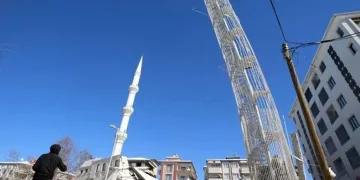 Binanın yalnızca yangın merdiveni ayakta kaldı