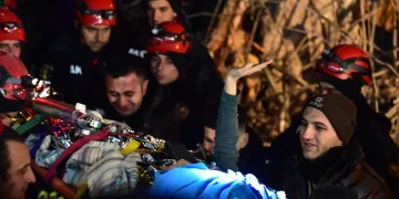 92 saat sonra el sallayarak çıktı