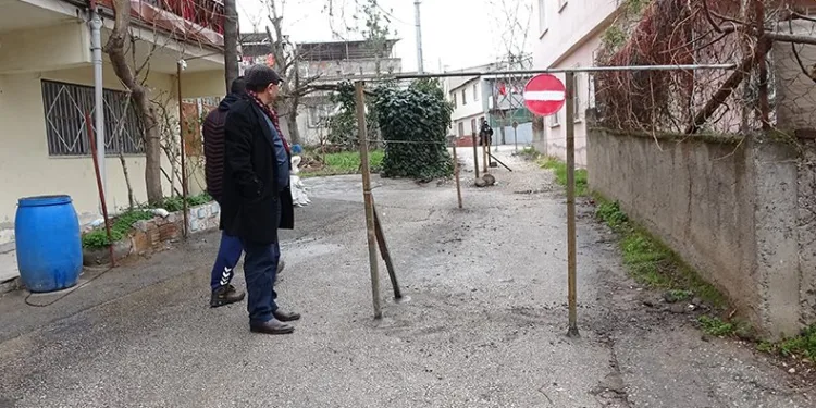 Sokağın girişi var çıkışı yok giren geri çıkıyor