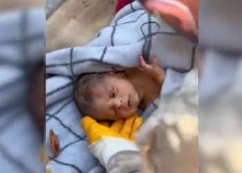 Avucunda annesinin saçları ile enkazdan çıkarıldı