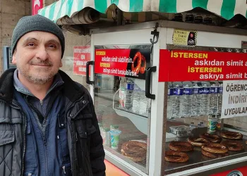 İnsanlara yardımcı olmak için seyyar satıcılık yapıyor