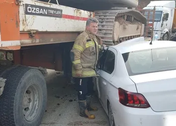 Tırın altına giren araçtan yaralı çıktılar