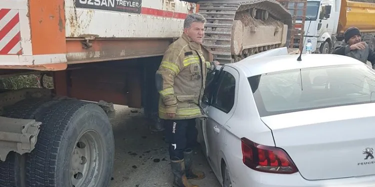 Tırın altına giren araçtan yaralı çıktılar