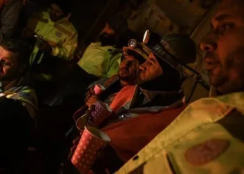 Madenciler enkazın 8 metre altından depremzedeyi kurtardılar