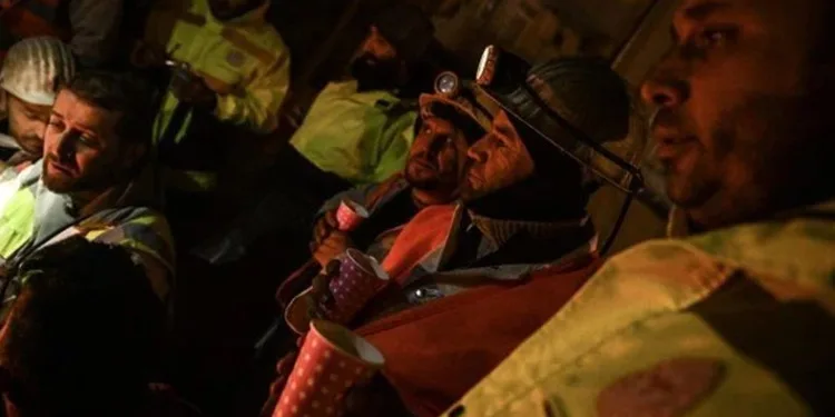 Madenciler enkazın 8 metre altından depremzedeyi kurtardılar