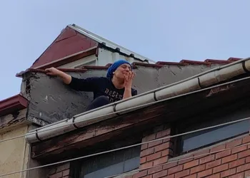 Tahliye kararı verilince, çatıya çıktı