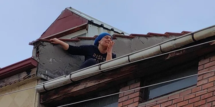 Tahliye kararı verilince, çatıya çıktı