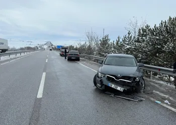 Buzlanan yollarda çok sayıda kaza meydana geldi
