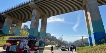 Viyadükten atladı, korku dolu anlar kamerada