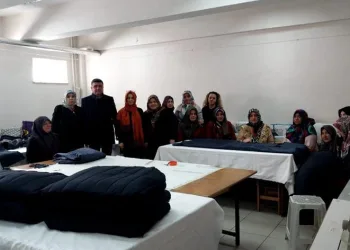 Kursiyerler ‘su geçirmez’ uyku tulumu dikiyor