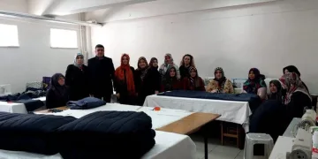 Kursiyerler ‘su geçirmez’ uyku tulumu dikiyor