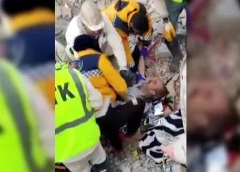 125 saat sonra enkazdan sağ çıkarıldı