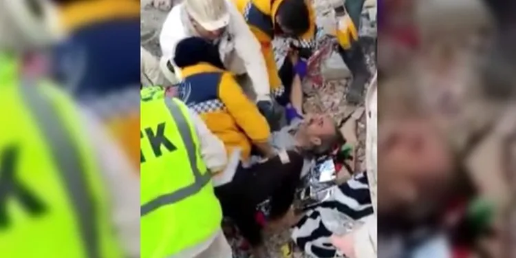 125 saat sonra enkazdan sağ çıkarıldı