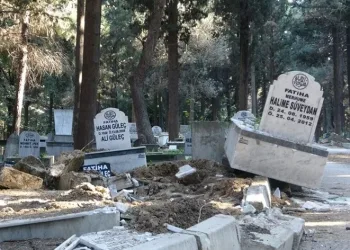 Mezarlar hasar gördü, bazıları yola uçtu