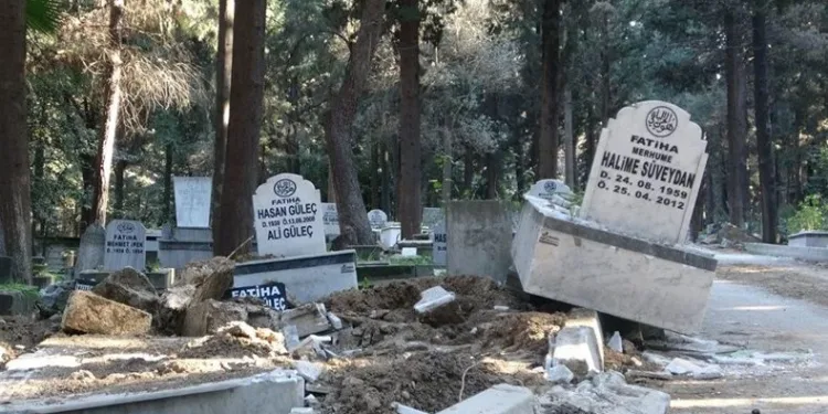 Mezarlar hasar gördü, bazıları yola uçtu