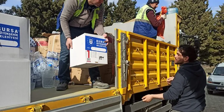 Yardımlar itinayla dağıtılıyor