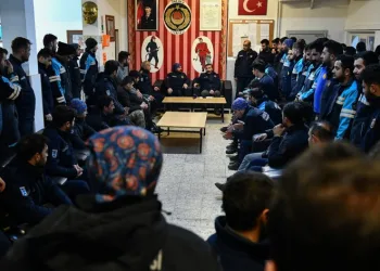 İtfaiyenin verdiği suyla enkazda orucunu açtı