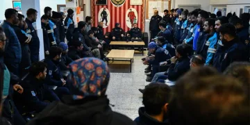 İtfaiyenin verdiği suyla enkazda orucunu açtı