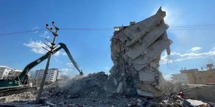 33 bin bina ağır hasarlı