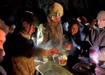 Deprem bölgelerinde yemek dağıtımı devam ediyor