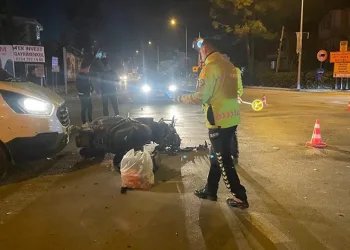 Kamyonet ile motosiklet çarpıştı