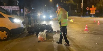 Kamyonet ile motosiklet çarpıştı