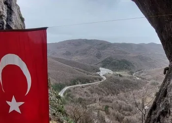 Şahinkaya Mağarası’na Türk bayrağı astı
