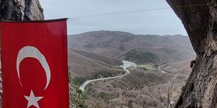 Şahinkaya Mağarası’na Türk bayrağı astı