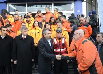 Başkan Yılmaz depremden dönen ekibi karşıladı