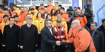 Başkan Yılmaz depremden dönen ekibi karşıladı
