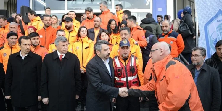 Başkan Yılmaz depremden dönen ekibi karşıladı