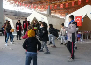 Çocuklar depremin izlerini oyunla siliyor