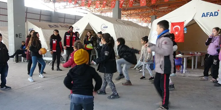 Çocuklar depremin izlerini oyunla siliyor