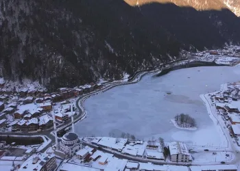 Buz tutan Uzungöl havadan görüntülendi