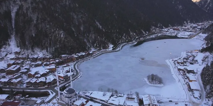 Buz tutan Uzungöl havadan görüntülendi