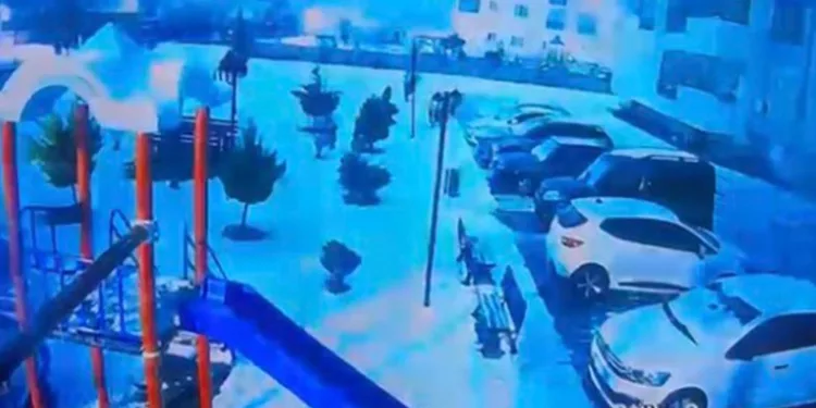 Deprem sırasındaki ürkütücü ışık kameralara yansıdı