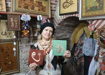 Marküteri sanatıyla uğraşan iki kişiden biri