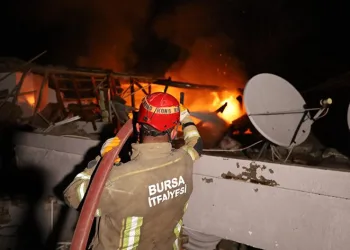 Enkazda çıkan yangını Bursa itfaiyesi söndürdü