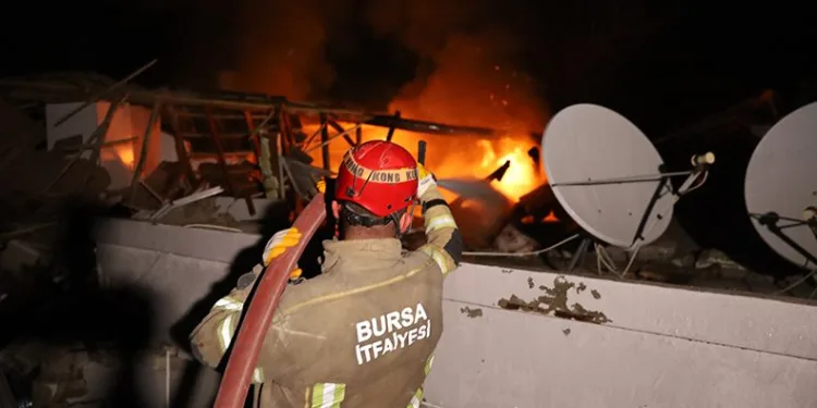 Enkazda çıkan yangını Bursa itfaiyesi söndürdü