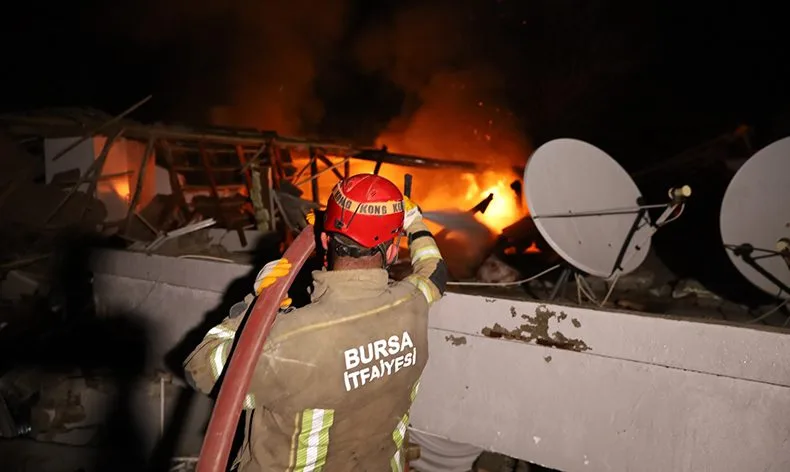 Enkazda çıkan yangını Bursa itfaiyesi söndürdü
