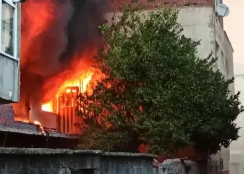 Evde çıkan yangında 2 kişi yaralandı