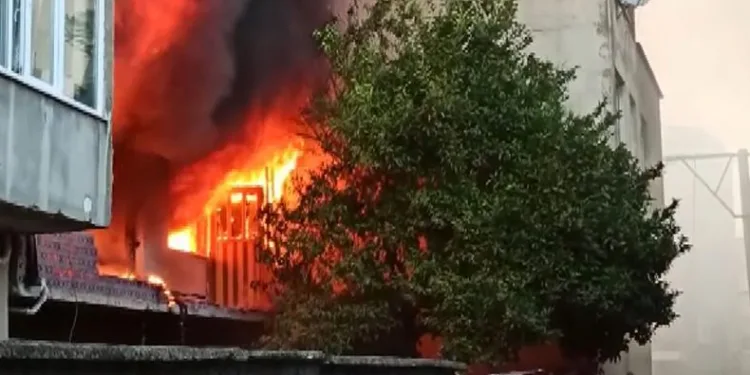 Evde çıkan yangında 2 kişi yaralandı