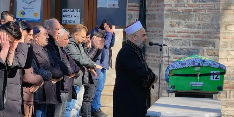 Kazada hayatını kaybeden kadın gözyaşları arasında defnedildi