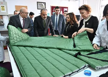 Liseli gençlerden depremzedeler için uyku tulumu