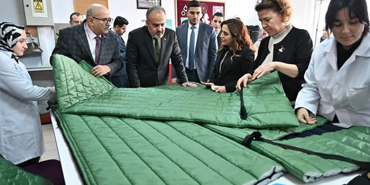 Liseli gençlerden depremzedeler için uyku tulumu