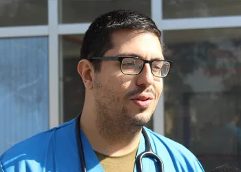 İsrailli hekim, enkazdan çıkan kardeşleri hayata döndürdü
